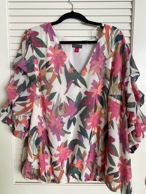 Vince Camuto White Floral V-Neck Ruffle Sleeve Blouse